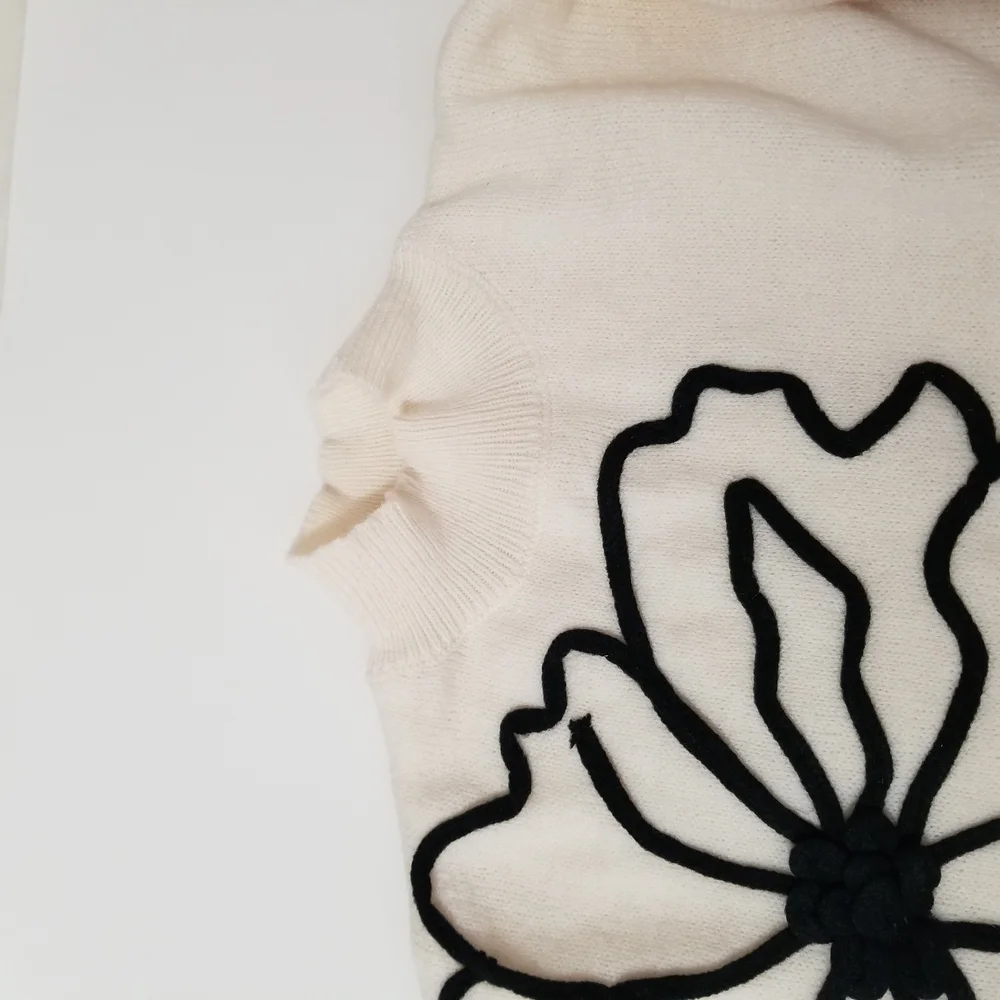 Elegant Cream Sweater with Black Floral Design Women's size Medium (63) - Picture 7 of 9